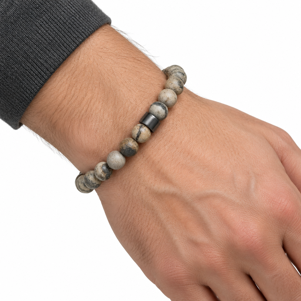 Bransoletka z kamienia mapowego na nadgarstku, biale tlo