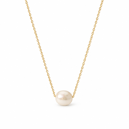 Złoty naszyjnik z perłą słodkowodną ze stali 304 na białym tle