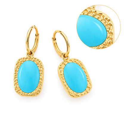 Zbliżenie na owalny turkusowy kamień i złotą oprawę kolczyka