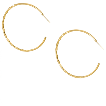 Para złotych kolczyków kół 52 mm z falowaną fakturą na białym tle