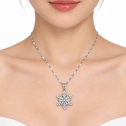Modelka w srebrnym naszyjniku śnieżynka z cyrkoniami